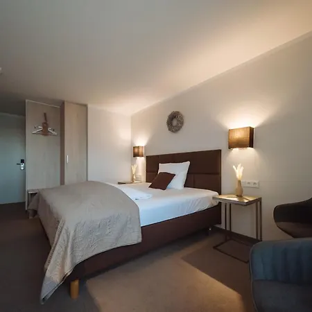 Landhotel Potsdam מלון 4*