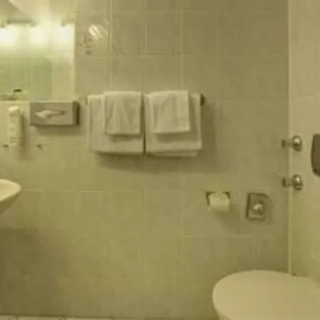 מלון Landhotel Potsdam 4*